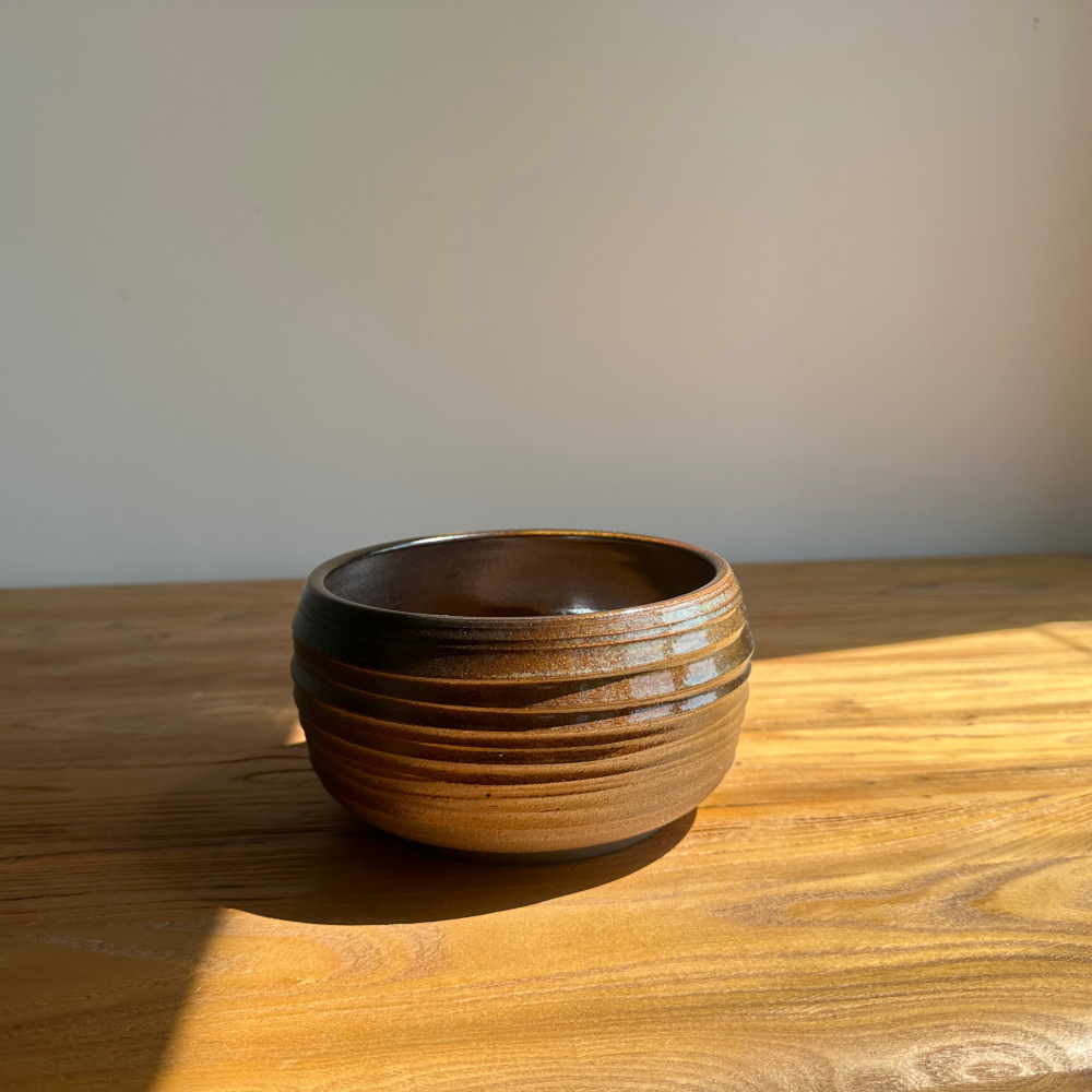 1000ml Large Capacity Handcrafted Ceramic Tea Wash Bowl, Black Brown Gradient Glaze with Horizontal Ribbed Texture, Rustic Wabi Sabi Tea Ceremony Accessory for Waste Tea & Home Decor
