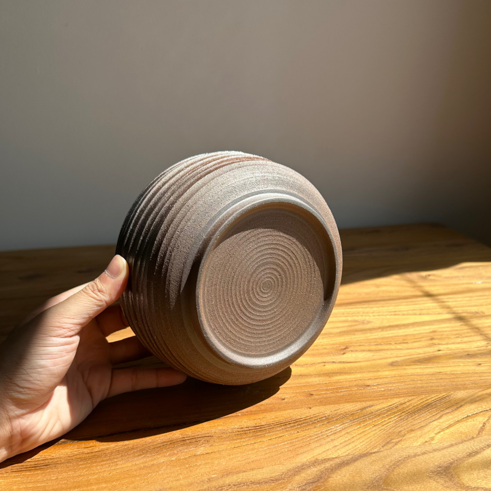 1000ml Large Capacity Handcrafted Ceramic Tea Wash Bowl, Black Brown Gradient Glaze with Horizontal Ribbed Texture, Rustic Wabi Sabi Tea Ceremony Accessory for Waste Tea & Home Decor