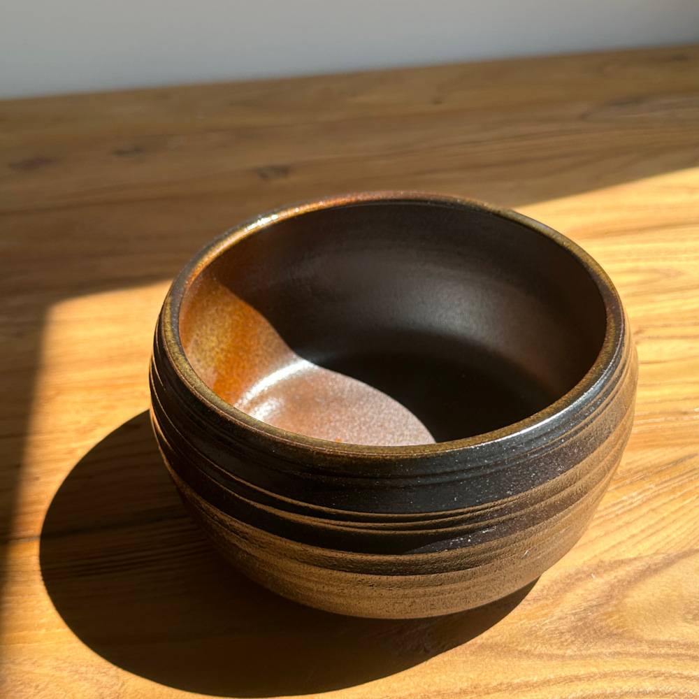 1000ml Large Capacity Handcrafted Ceramic Tea Wash Bowl, Black Brown Gradient Glaze with Horizontal Ribbed Texture, Rustic Wabi Sabi Tea Ceremony Accessory for Waste Tea & Home Decor