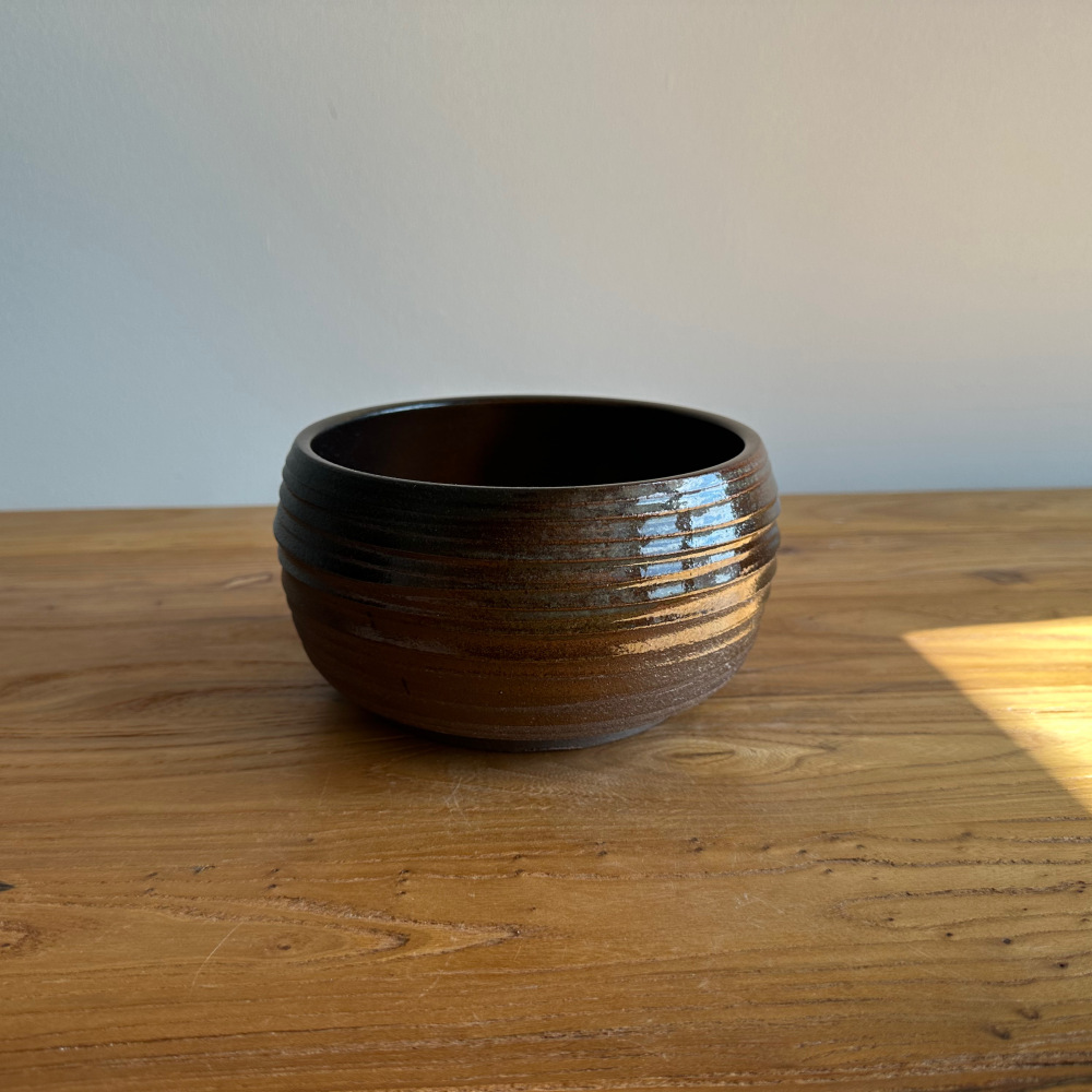 1000ml Large Capacity Handcrafted Ceramic Tea Wash Bowl, Black Brown Gradient Glaze with Horizontal Ribbed Texture, Rustic Wabi Sabi Tea Ceremony Accessory for Waste Tea & Home Decor