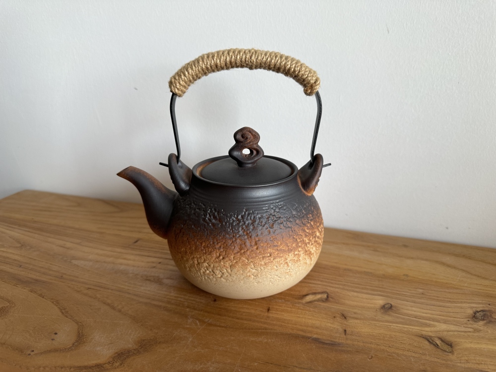 800ml Stovetop Safe Raw Ore Clay Top Handle Teapot, Unique Cloud Scroll Lid Knob Hammered Texture Handcrafted Gradient Glaze Pottery Tea Kettle with Heat-Resistant Hemp Wrapped Handle, Open Flame Safe