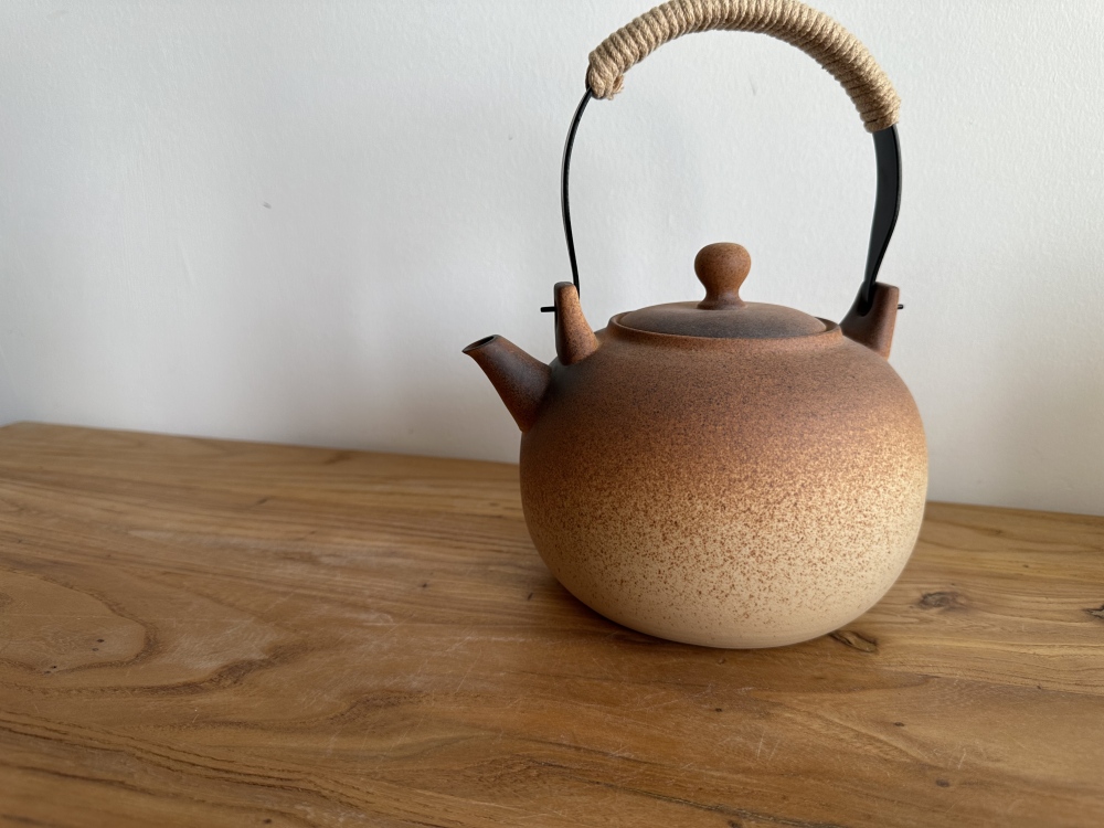 1200ml Large Capacity Stovetop Safe Raw Ore Clay Top Handle Teapot, Soft Caramel Gradient Glaze Handcrafted Pottery Tea Kettle with Heat-Resistant Hemp Wrapped Handle, Open Flame Safe for Family Brewing