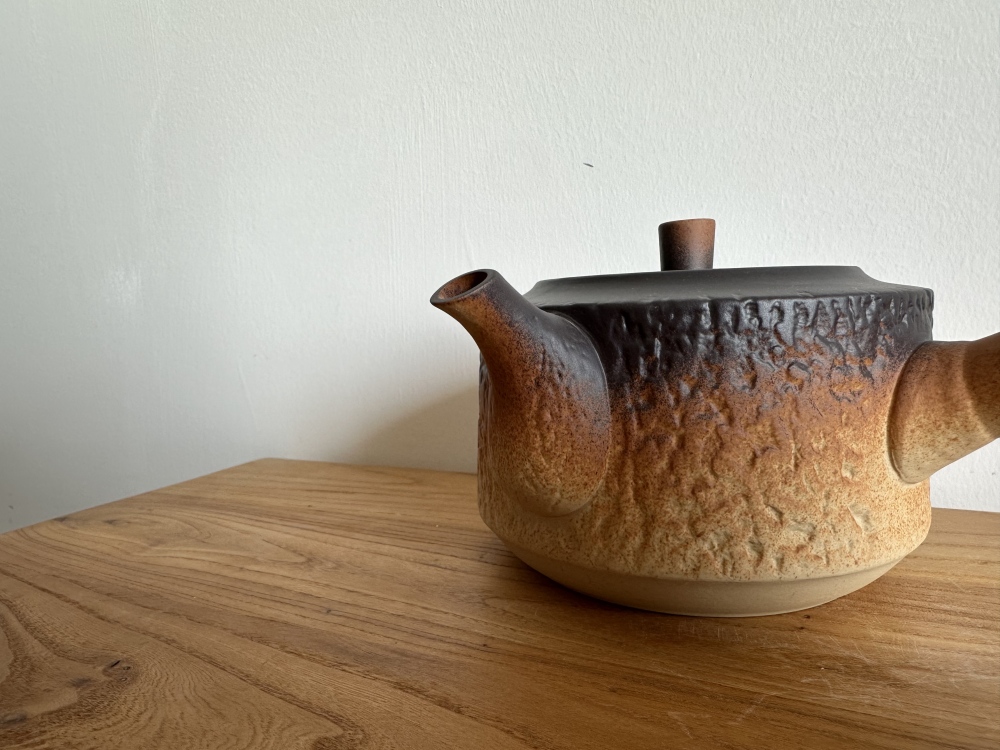 1000ml Stovetop Safe Raw Ore Clay Side Handle Kyusu Teapot, Handcrafted Hammered Texture Gradient Glaze Pottery Tea Kettle, Open Flame Safe for Loose Leaf Tea Brewing & Camping