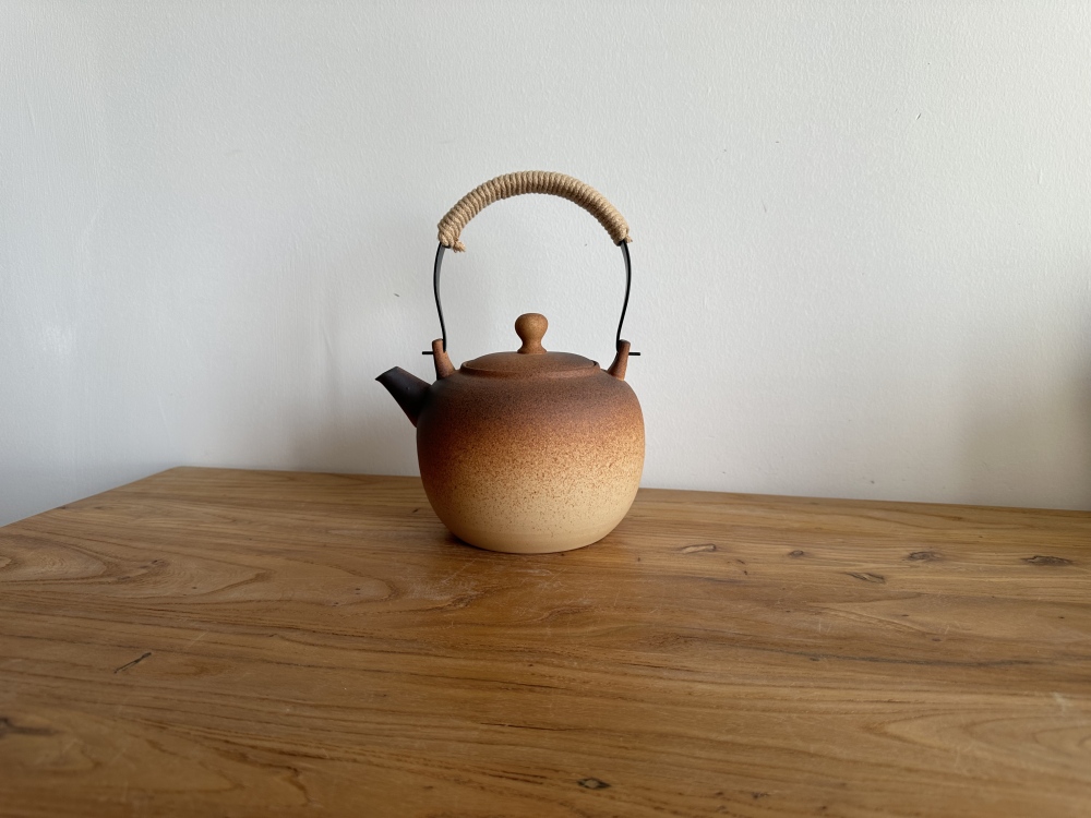 1200ml Large Capacity Stovetop Safe Raw Ore Clay Top Handle Teapot, Soft Caramel Gradient Glaze Handcrafted Pottery Tea Kettle with Heat-Resistant Hemp Wrapped Handle, Open Flame Safe for Family Brewing