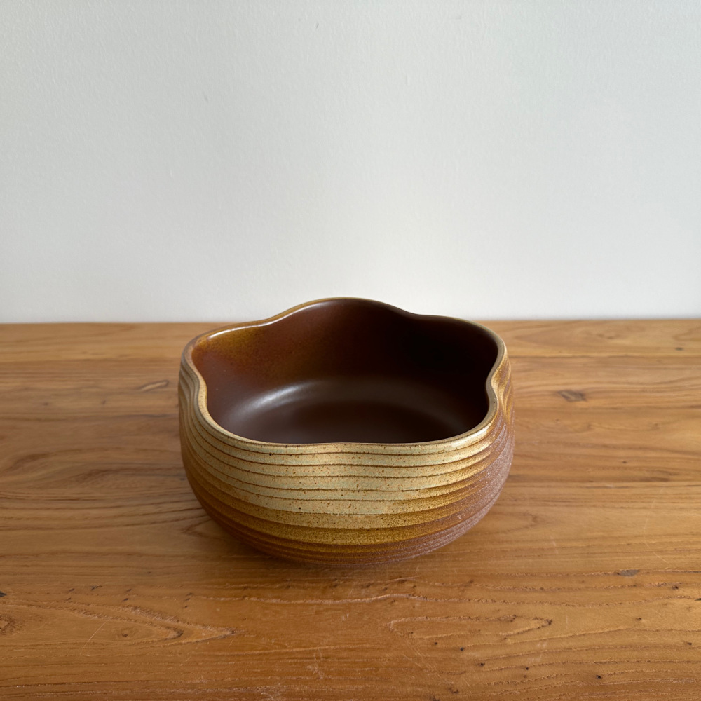 2000ml Large Capacity Handcrafted Ceramic Tea Wash Bowl, Floral Wavy Rim with Gradient Sage to Earth Brown Glaze & Horizontal Ribbed Texture, Rustic Wabi Sabi Tea Ceremony Accessory