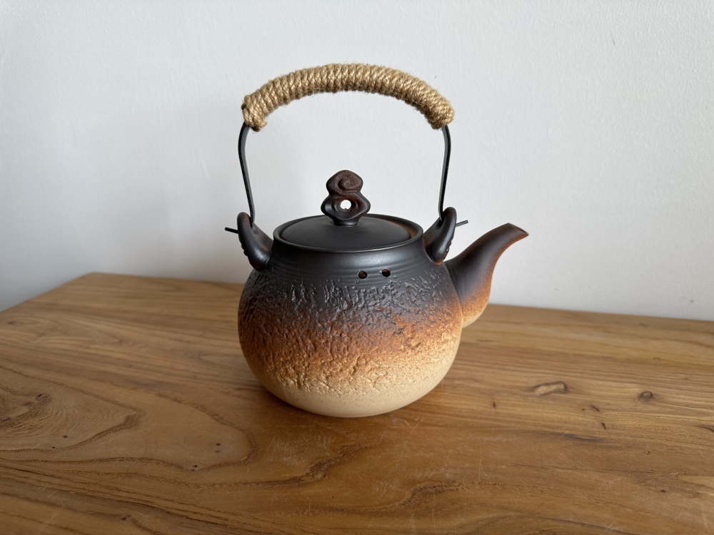 800ml Stovetop Safe Raw Ore Clay Top Handle Teapot, Unique Cloud Scroll Lid Knob Hammered Texture Handcrafted Gradient Glaze Pottery Tea Kettle with Heat-Resistant Hemp Wrapped Handle, Open Flame Safe