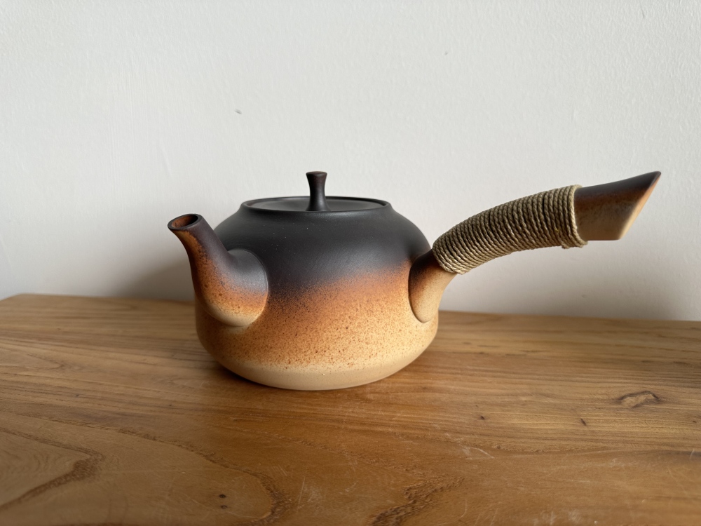Camping Stovetop Safe 800ml Raw Ore Clay Side Handle Teapot, Portable Handcrafted Kyusu Tea Kettle with Heat-Resistant Handle, Open Flame Gas Stove Safe for Outdoor & Home Loose Leaf Tea Brewing