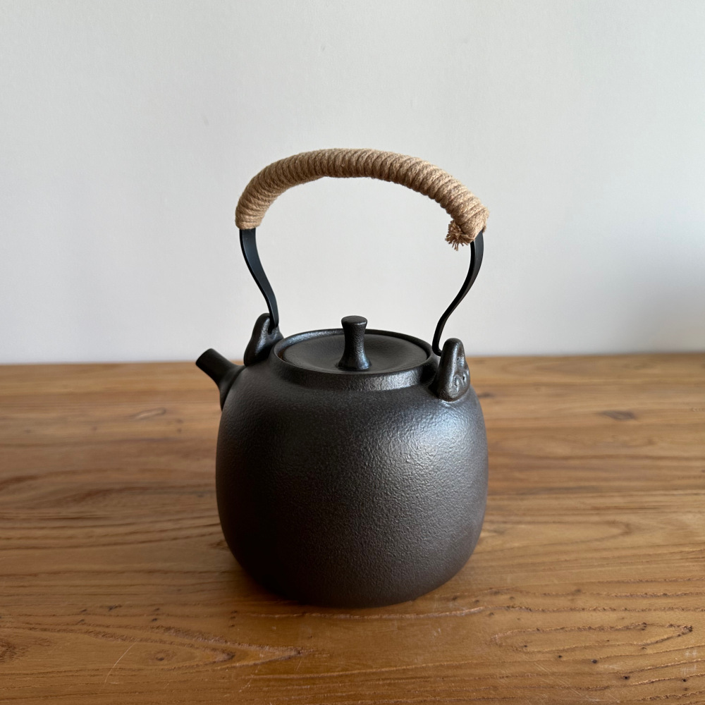 800ml Matte Black Rounded Stoneware Teapot with Hemp-Wrapped Handle, Stovetop Safe Wabi Sabi Rustic Tea Kettle for Tea Ceremony & Daily Use