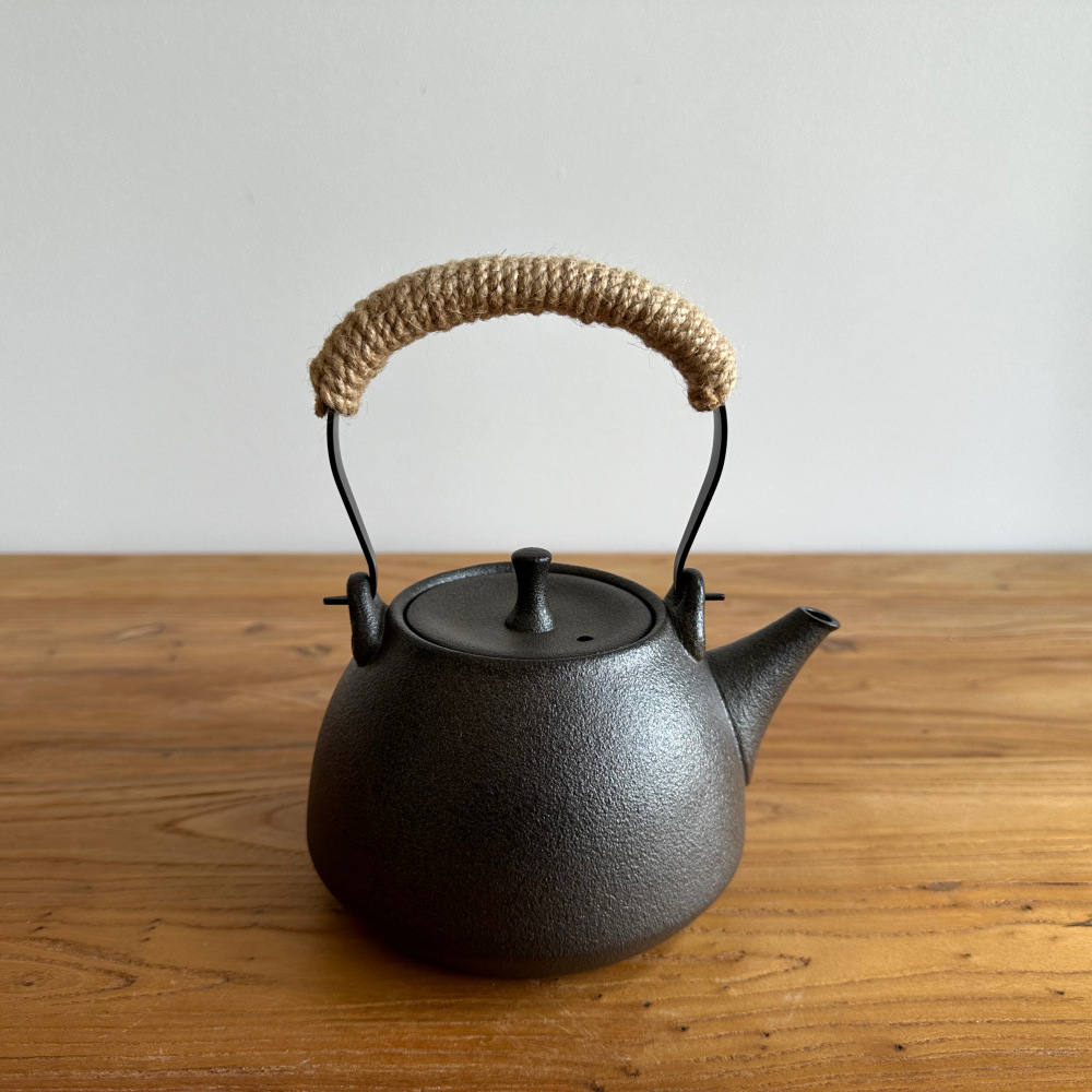 800ml Matte Black Conical Stoneware Teapot with Hemp-Wrapped Heat-Insulated Handle, Stovetop Safe Minimalist Wabi Sabi Tea Kettle with Even Heat Distribution, Lead-Free Food-Safe for Daily Use & Tea Ceremony
