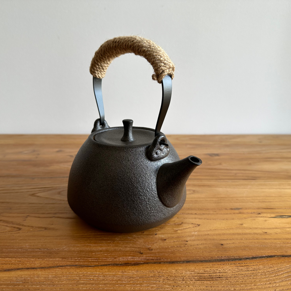 800ml Matte Black Conical Stoneware Teapot with Hemp-Wrapped Heat-Insulated Handle, Stovetop Safe Minimalist Wabi Sabi Tea Kettle with Even Heat Distribution, Lead-Free Food-Safe for Daily Use & Tea Ceremony