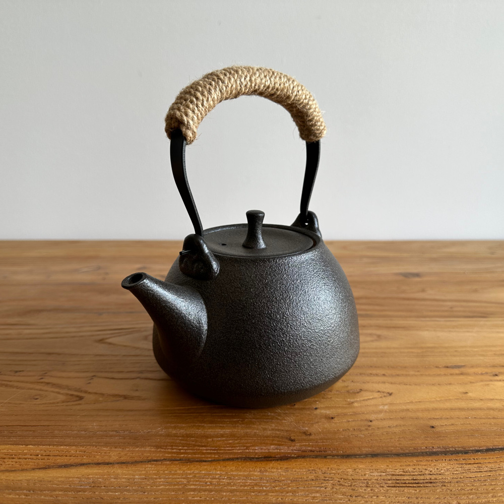 800ml Matte Black Conical Stoneware Teapot with Hemp-Wrapped Heat-Insulated Handle, Stovetop Safe Minimalist Wabi Sabi Tea Kettle with Even Heat Distribution, Lead-Free Food-Safe for Daily Use & Tea Ceremony