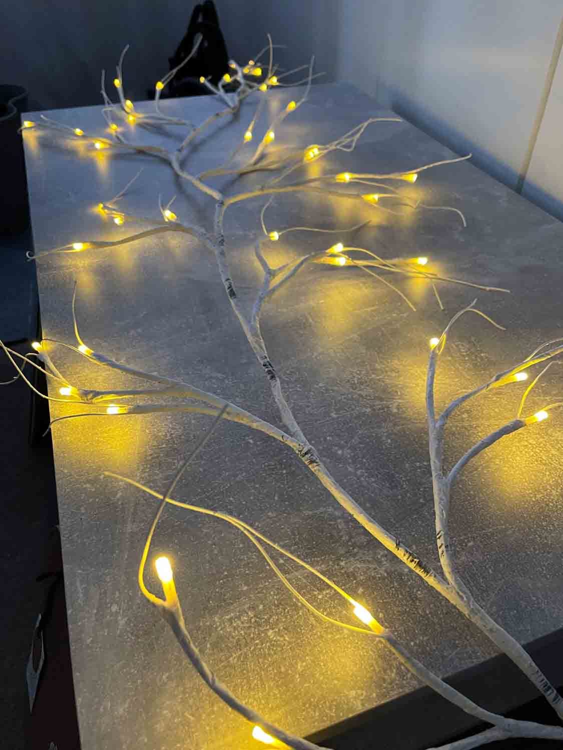 Lichtdekoration, Ambiente-Ast und Vlies Tischläufer 200cm x 30cm, 12 Lichterzweige, warmweißes Entspannungslicht, 1.8 Meter mit 48 LED’s