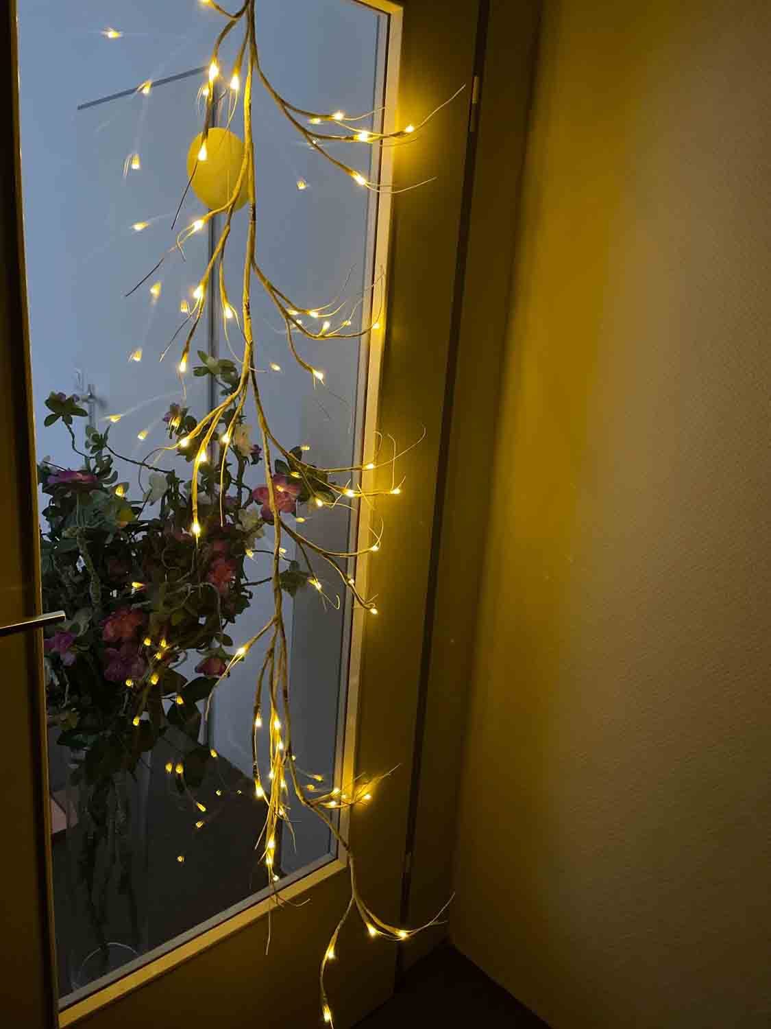 Lichtdekoration, Ambiente-Ast und Vlies Tischläufer 200cm x 30cm, 12 Lichterzweige, warmweißes Entspannungslicht, 1.8 Meter mit 48 LED’s