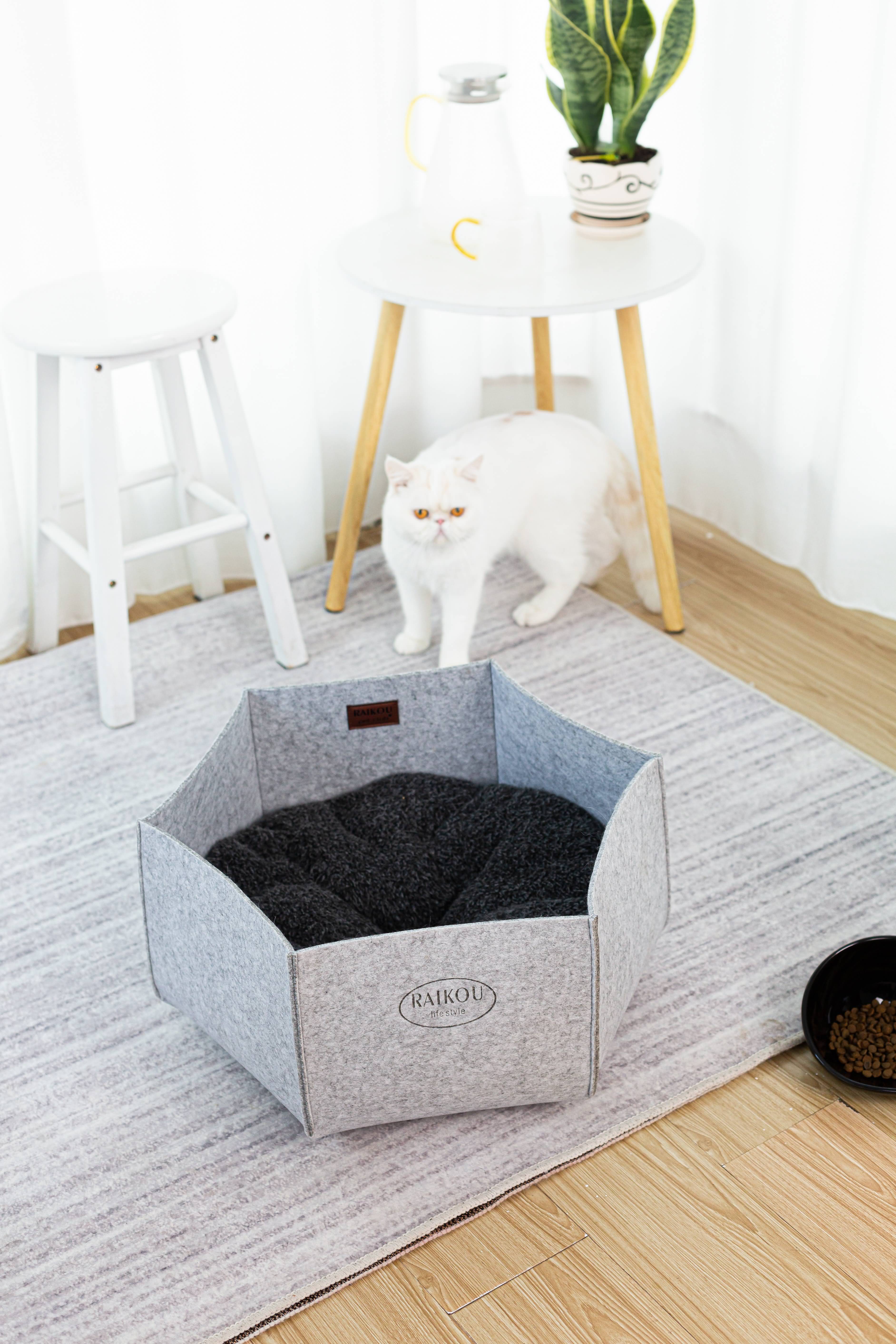 Katzenkorb aus Filz inkl. Kissen. Kuscheliger Rückzugsort und Katzenbett Katzennest, Filzbett, Filzkorb, Haustierbett (HellGrau)