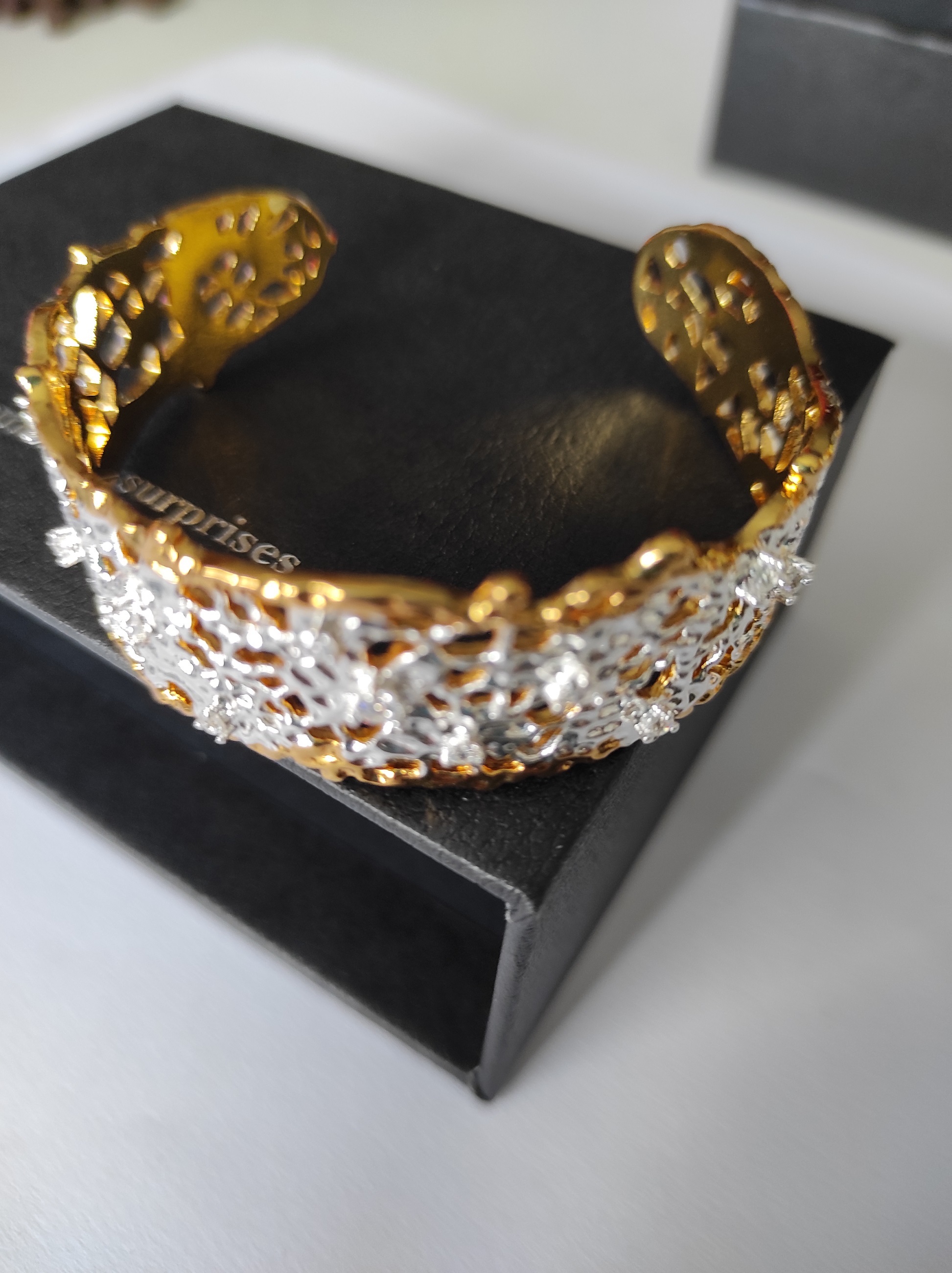 Armband Handgefertigter Armreif aus Bronze mit Zirkonia