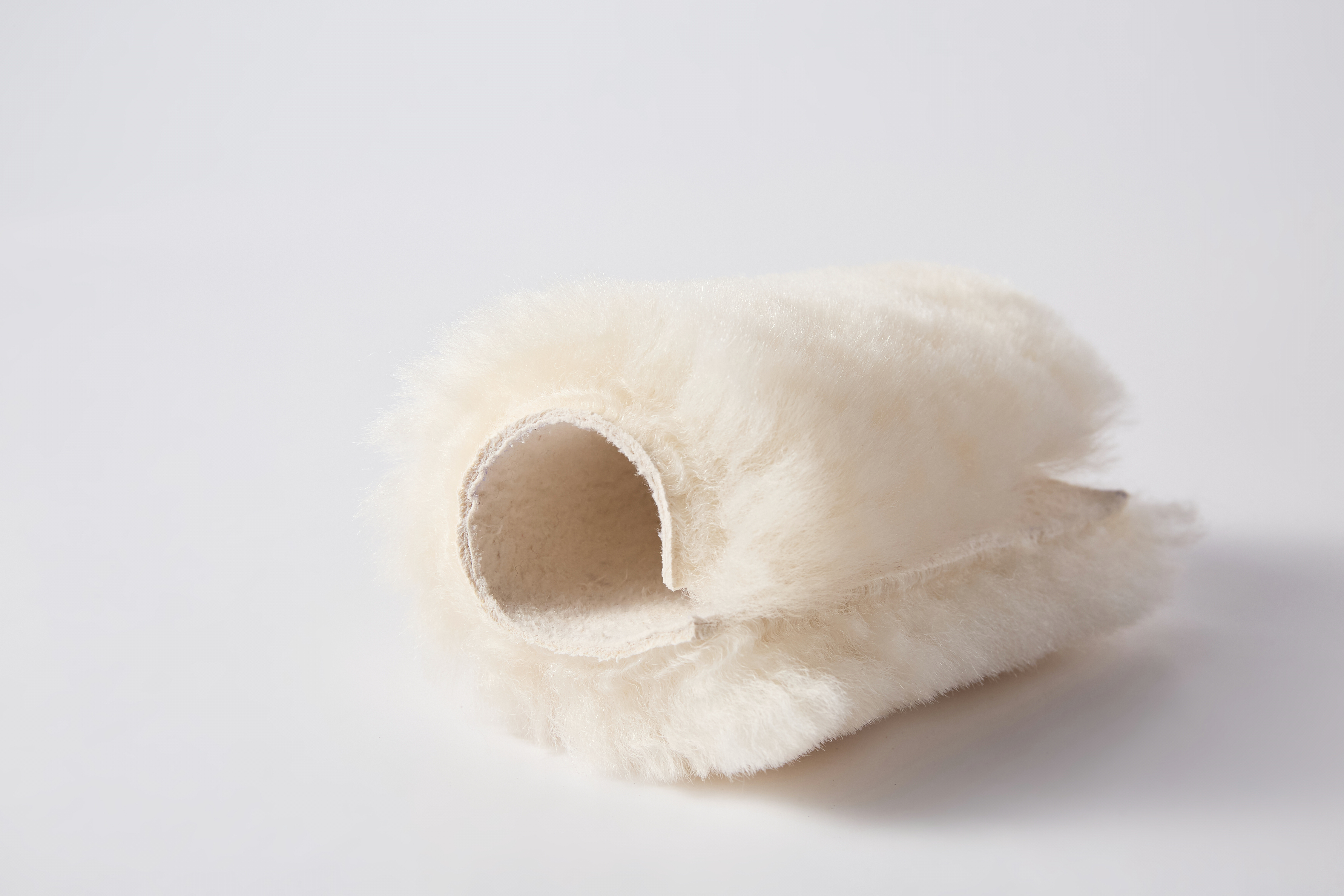 RAIKOU Damen- und Herrenpantoffeln aus echtem Leder mit Lammfell – warm, bequem und stilvoll