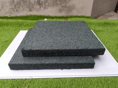Tapis de tir professionnel illustrant sa construction en caoutchouc haute densité pour une sécurité optimale.