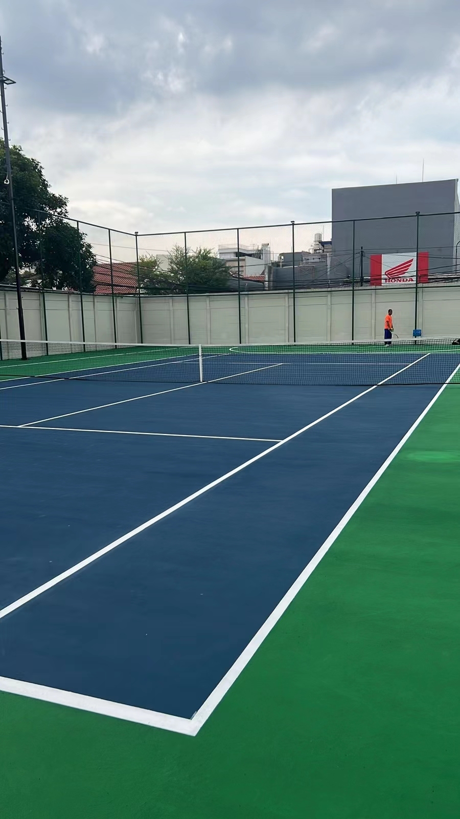 High-performance seamless tennis court surface designed for comfort and safety.