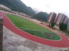 Slip-resistant and durable rubber sports floor designed for professional running tracks.