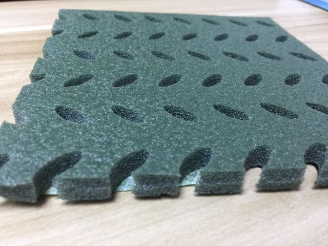 Gros plan sur la structure à cellules fermées réticulées de la mousse XPE professionnelle.