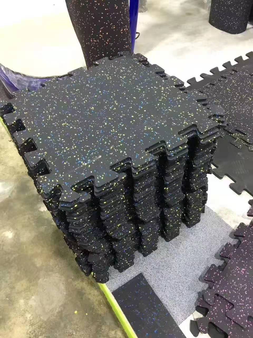 Close-up texture of a shock-absorbent rubber mat showing high-purity EPDM granules