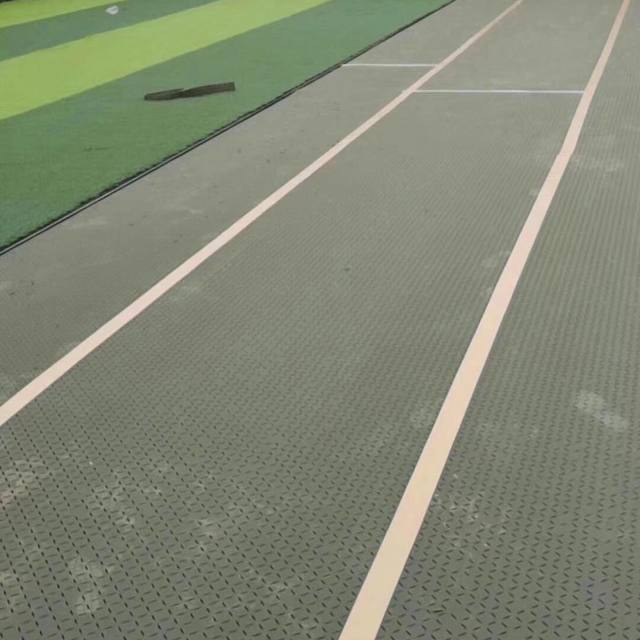 Sous-couche amortissante en XPE à emboîtement, type puzzle, pour une installation de gazon synthétique rapide et sans couture.