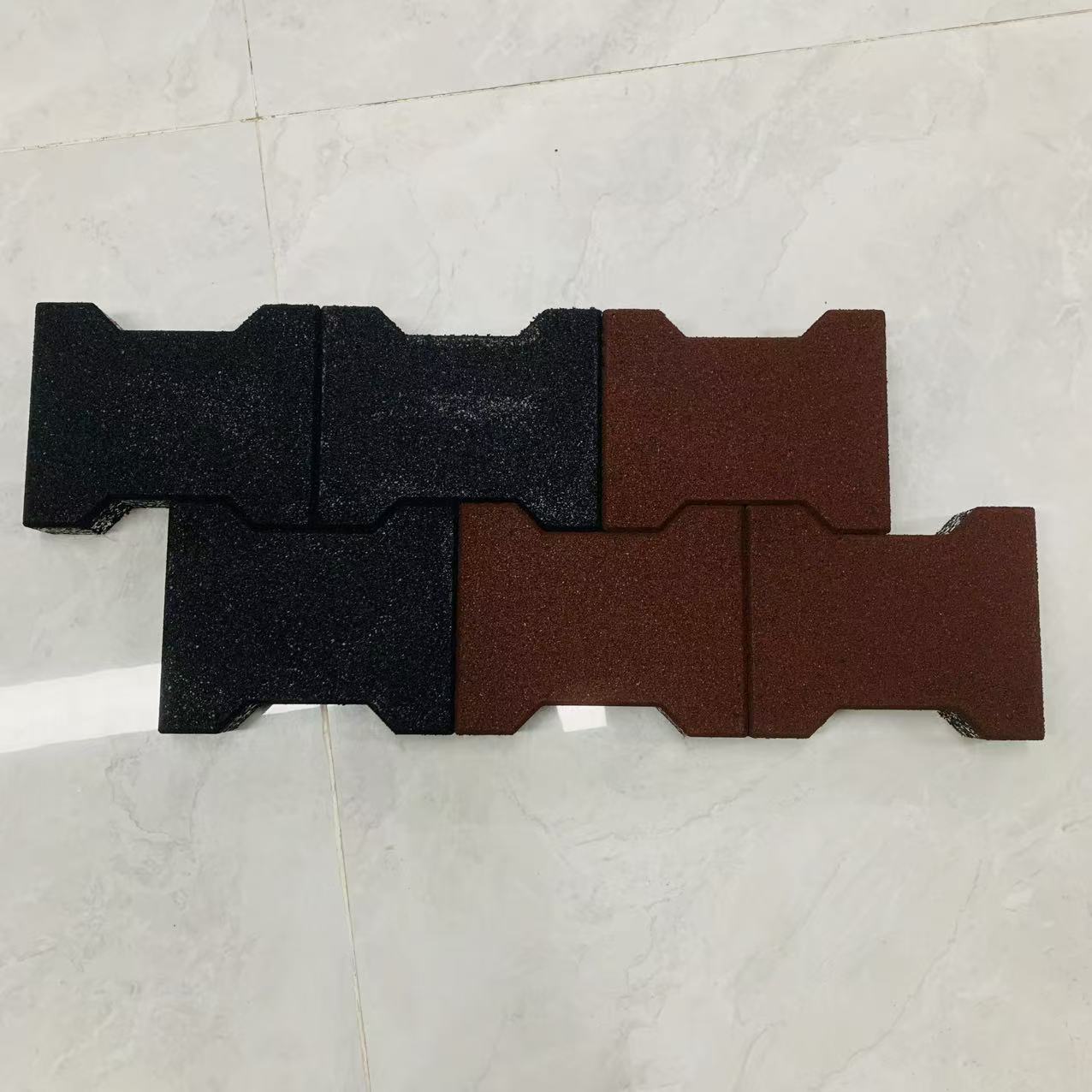 Revêtement de sol en caoutchouc amortissant les chocs pour une protection optimale dans une aire d'activités de maternelle.