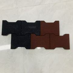 Revêtement de sol en caoutchouc amortissant les chocs pour une protection optimale dans une aire d'activités de maternelle.