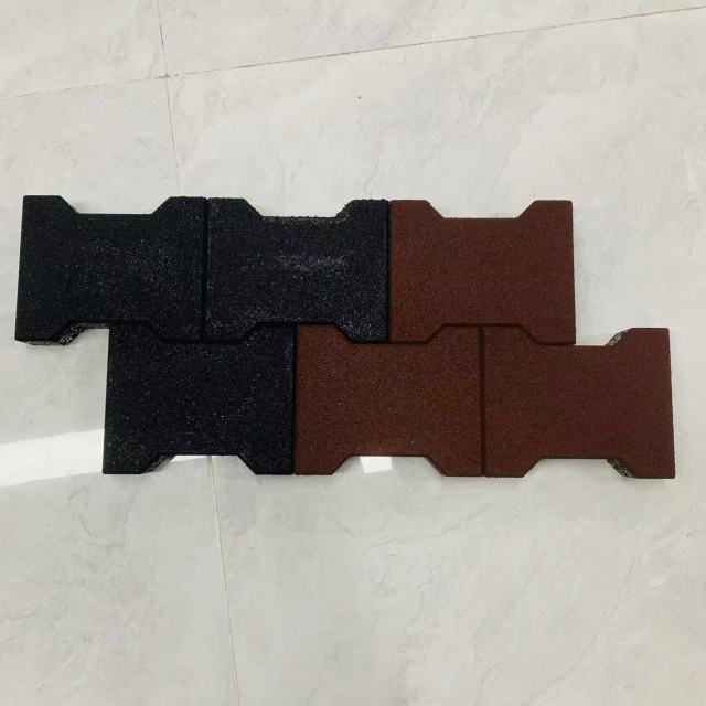 Revêtement de sol en caoutchouc amortissant les chocs pour une protection optimale dans une aire d'activités de maternelle.