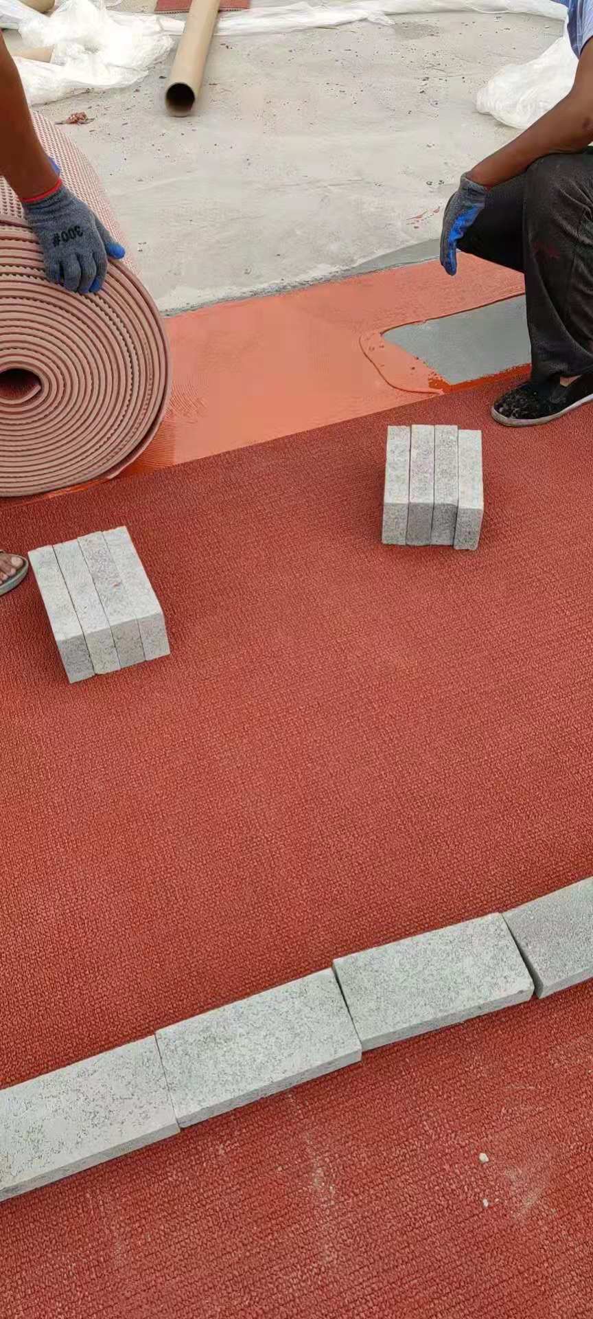 Porous EPDM surface layer designed for high adhesion and non-slip performance.