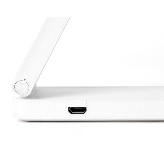 Detail of the USB charging port on the white folding lamp, supporting continuous power for professional tasks.