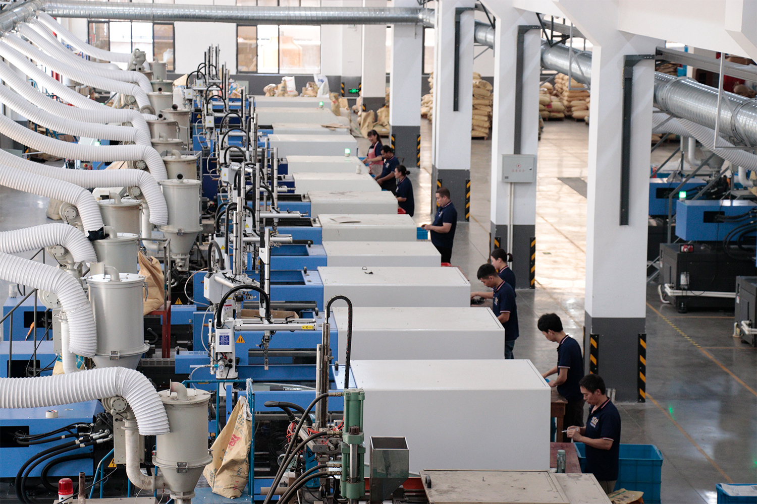 Heavy-duty injection molding machinery workshop for custom plastic parts production, supporting full technical manufacturing and OEM/ODM services.