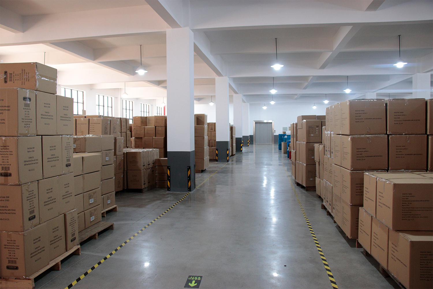 Spacious, well-organized finished product warehouse ensuring stable supply capacity and efficient global logistics for bulk orders.