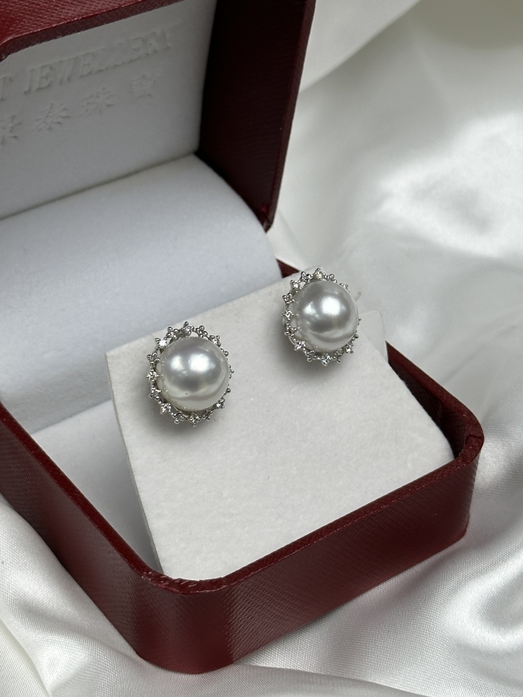 18k Gold 13.1mm Australian South Sea White Pearl Stud Earrings