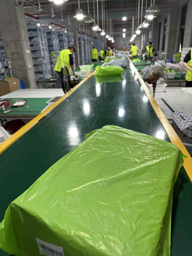 Secure Parcel Preparation Line for RichWang Kicks warehouse QC packing and dispatch workflow
