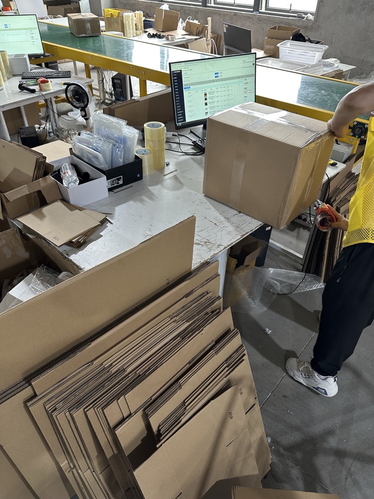 Packing station with order preparation