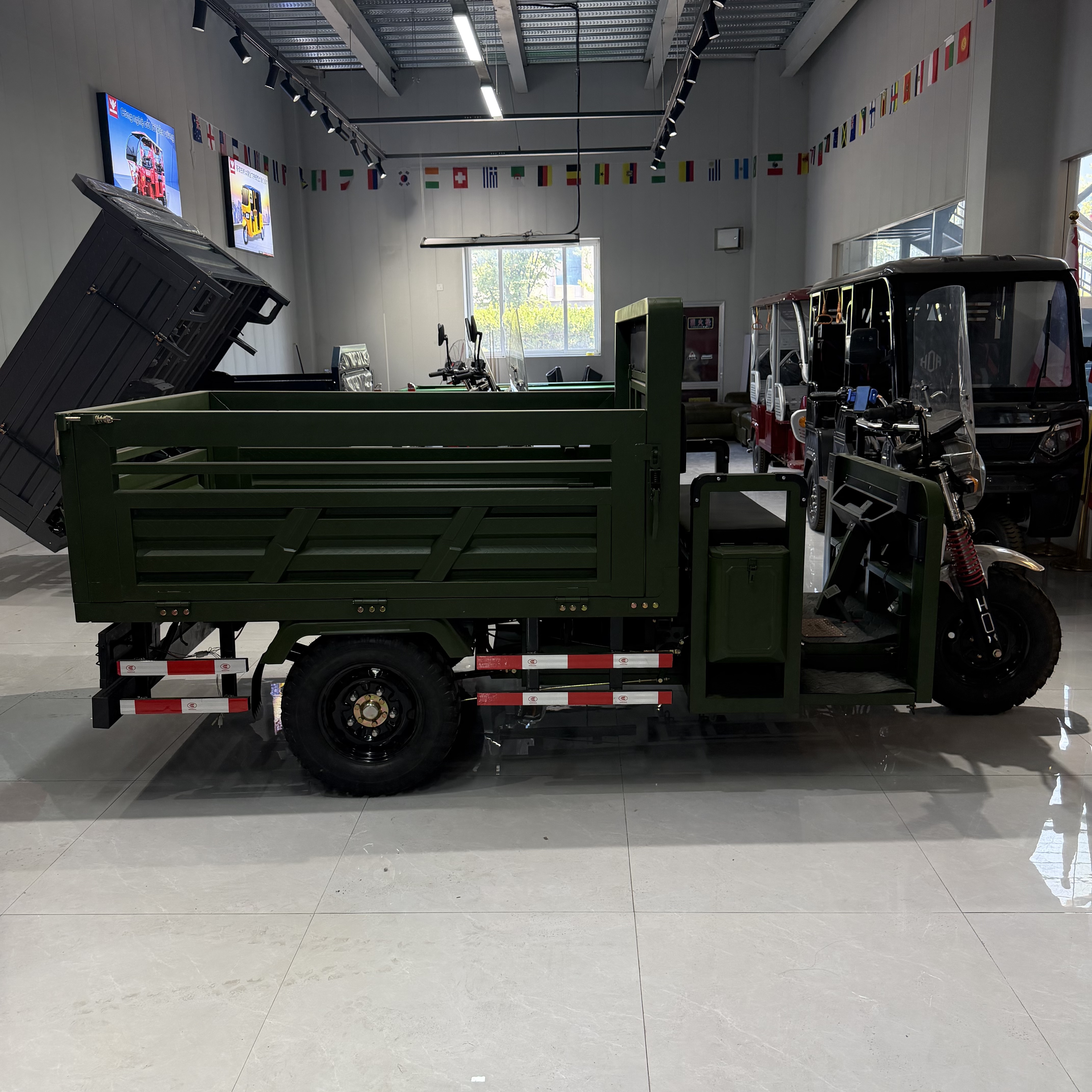 Heavy Duty 72V 1800W Electric Cargo Tricycle for Adults 800kg Load 1.8m Dump Bed Three Wheel Tricycle