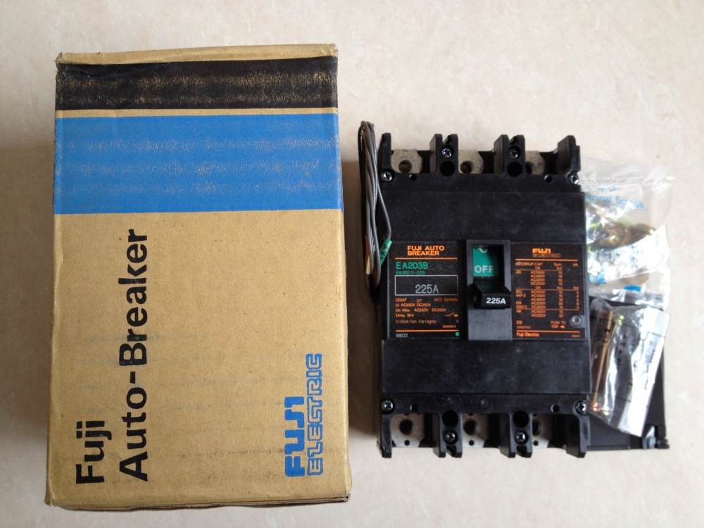 Japan's Fuji 3P225A EA203B air switch 3P200A new genuine circuit breaker
