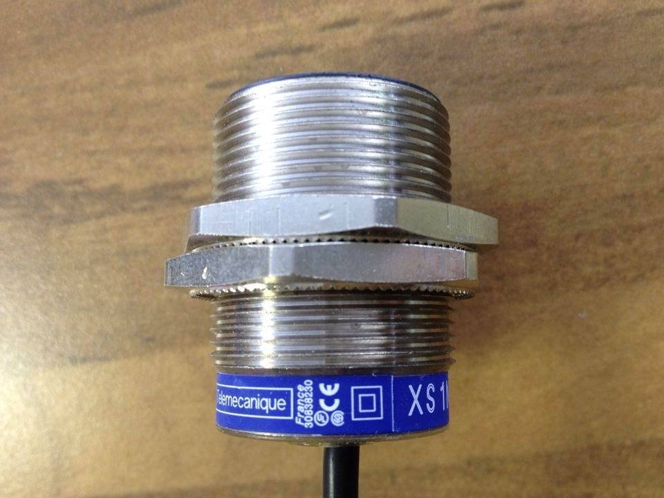 Schneider XS1N30NA349 close to switch NO 12-24VDC 200MA NPN original authentic