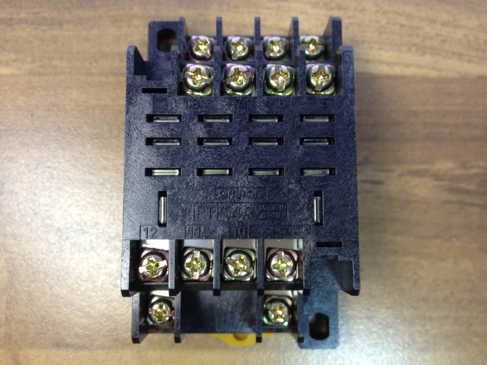 Japan OMRON OMRON PTF14A import relay base in the middle of the original installation of the relay