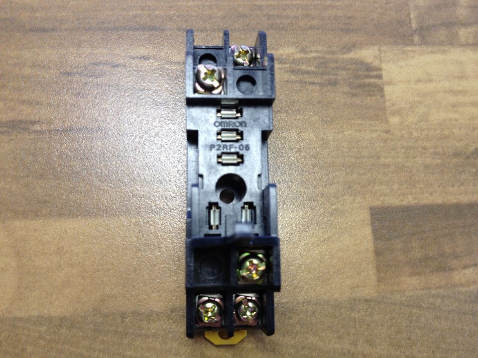 Original Japanese OMRON OMRON P2RF-05 relay base (original authentic)