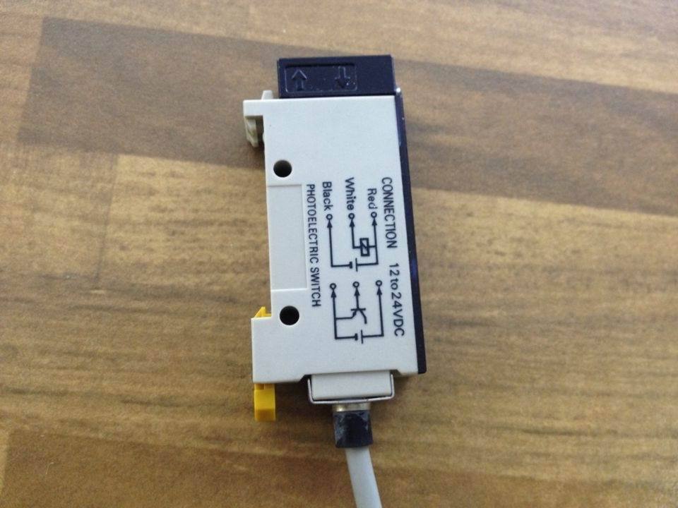 OMRON 12V-24VDC E3XR-CGE4 amplifier (original)