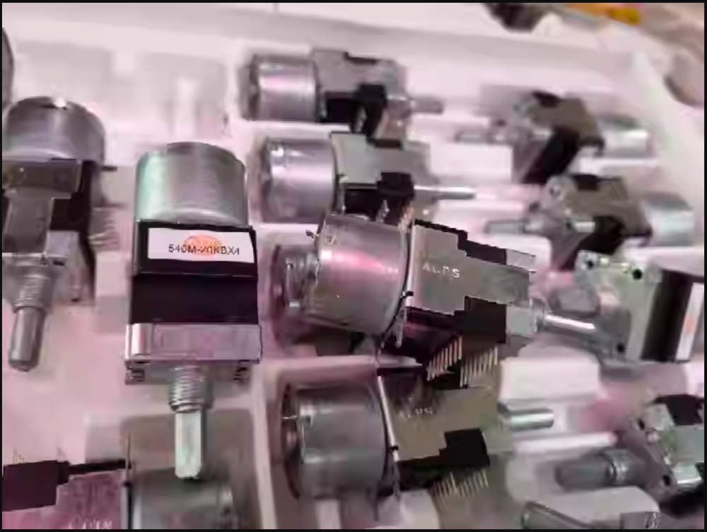 Japan's ALPS RK168 5KBX4 20KBX4 50KBX4 B5K B20K B50K four motor potentiometer 20MMF handle 216M