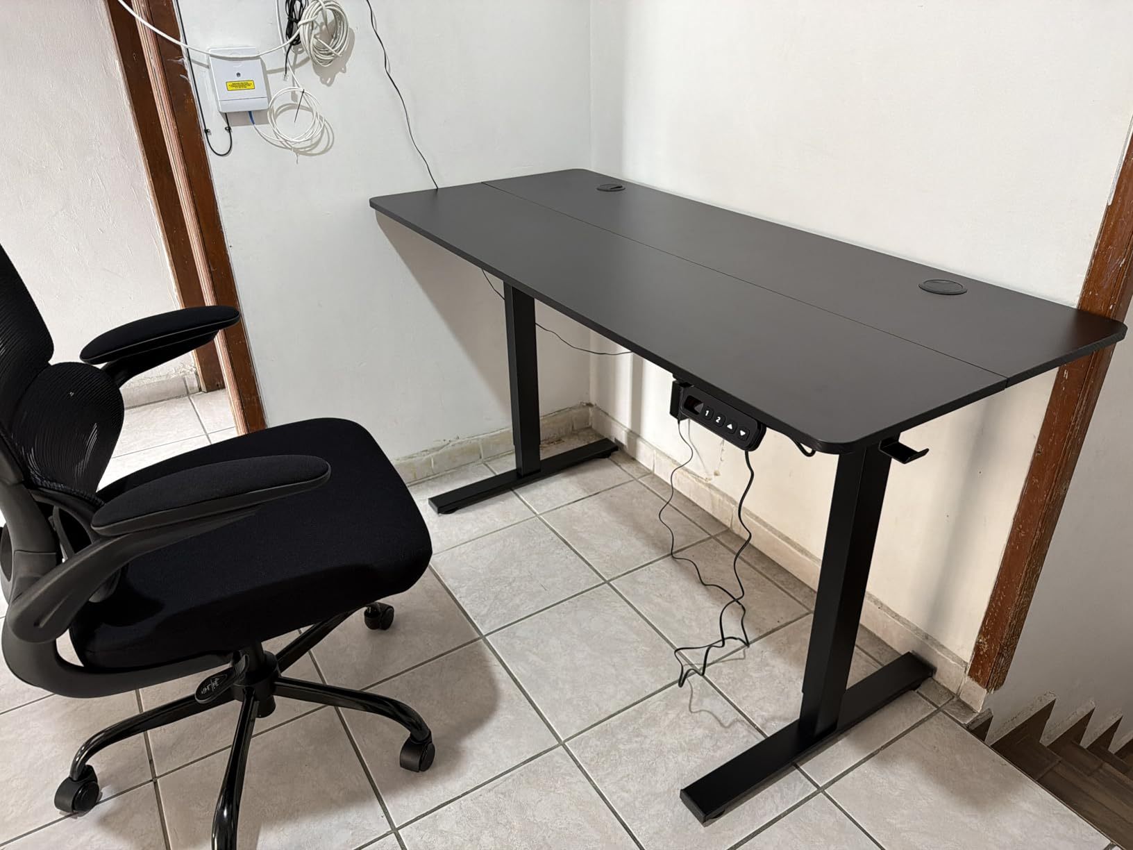 WELIKERA Large Adjustable Height Electric Lifting Desk 140 x 60 cm, Standing Gamer Desk for Home Office, with Memory and Metal T-Stand, Rustic Brown