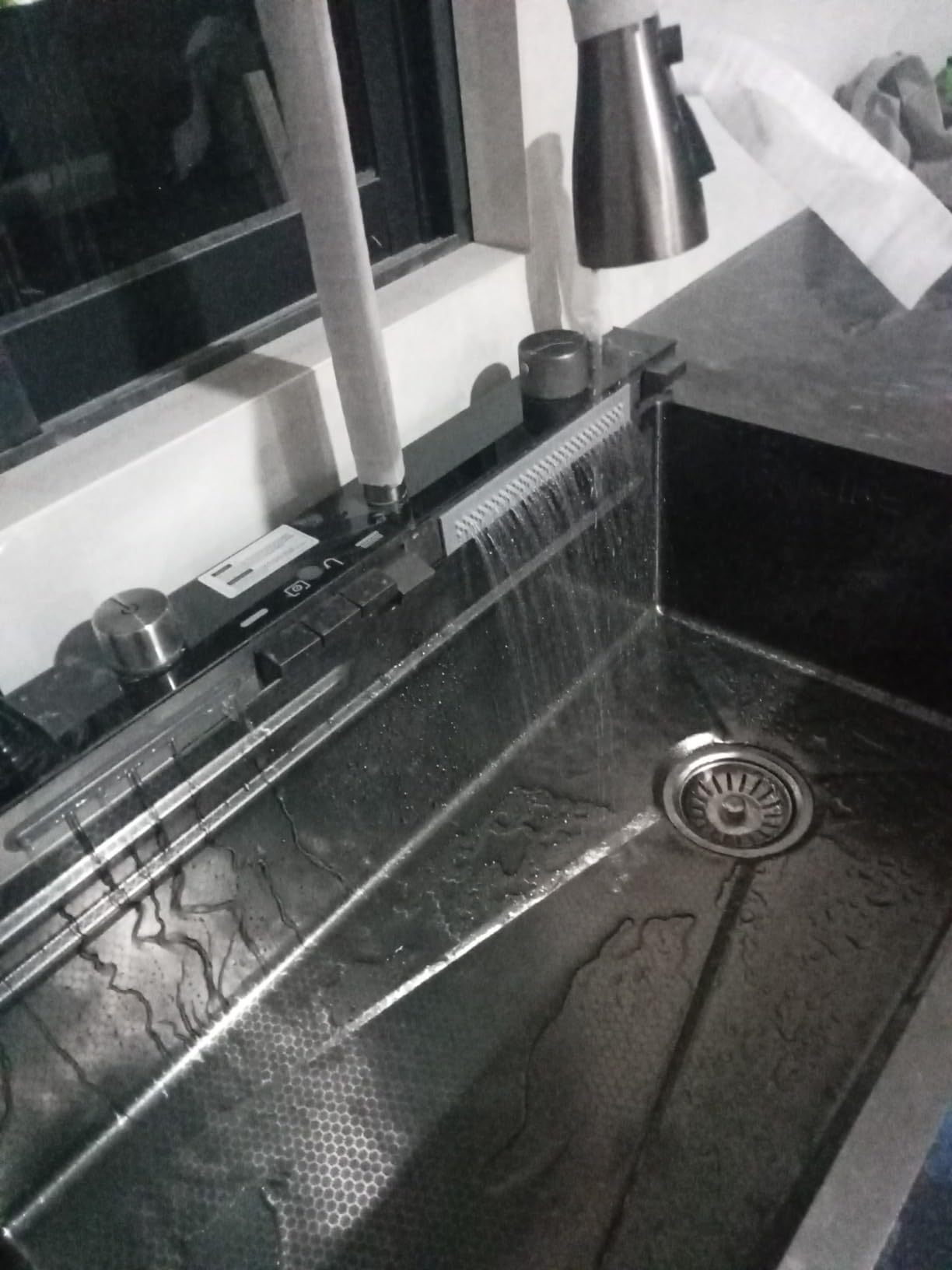 Kitchen Sink with Smart Digital Display, Double Waterfall and 13 Accessories, 75 * 46 * 22cm, 304 Stainless Steel Kitchen Sinks, Black Kitchen Sink, Upgraded Version.