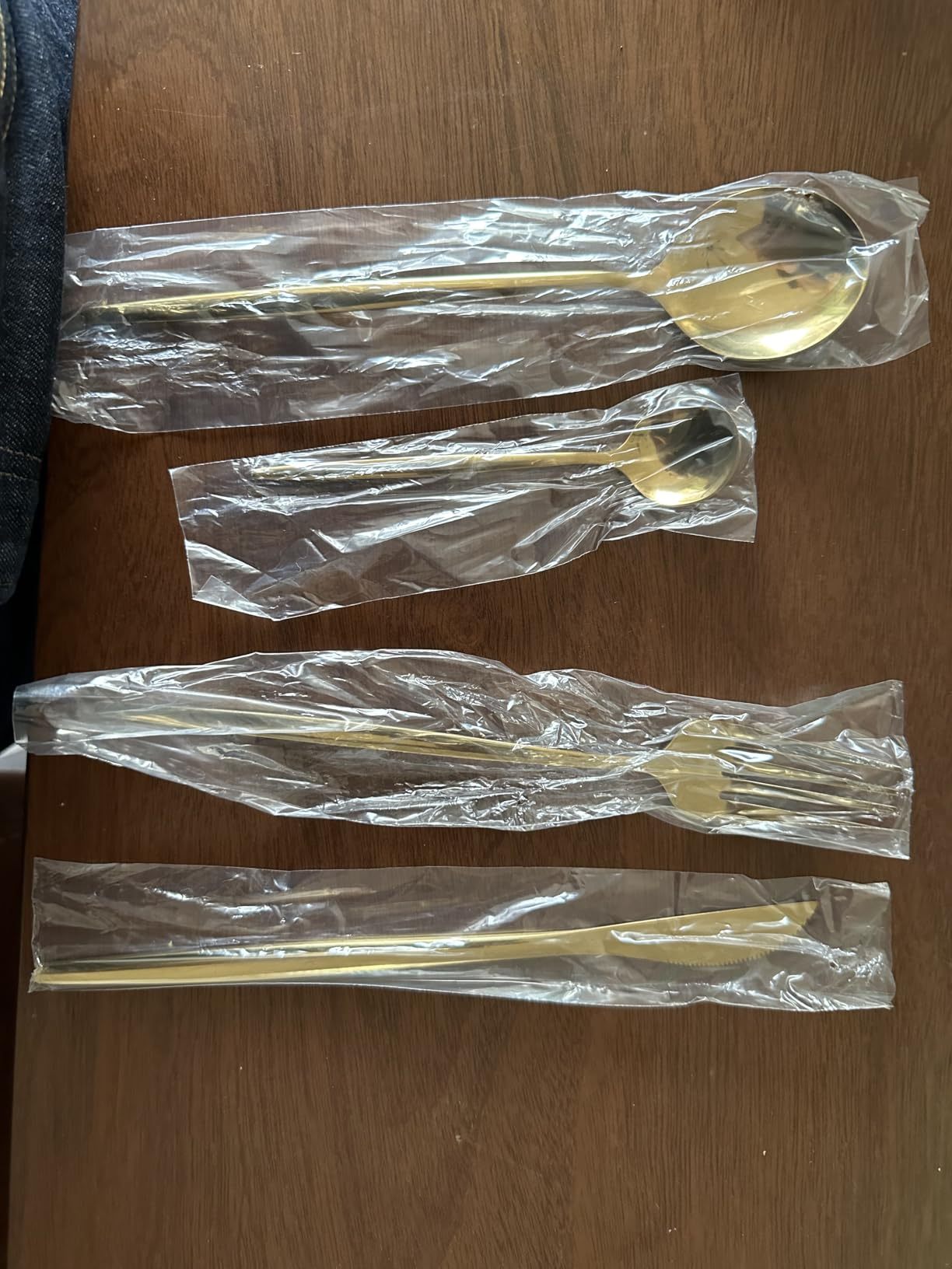 LINGLUCKY 40 Pieces 304 Stainless Steel Cutlery Set, Stainless Steel Set for 10, Includes Knives, Spoons, Kitchen Utensils, Ideal for Family Gatherings and Everyday Use(Gold)