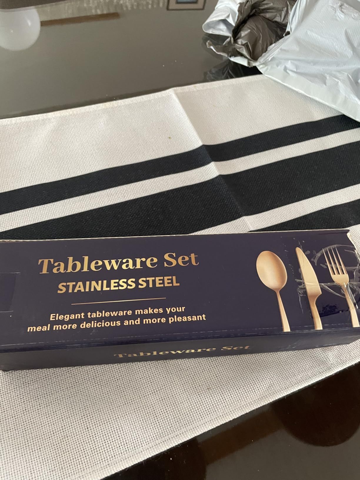 LINGLUCKY 40 Pieces 304 Stainless Steel Cutlery Set, Stainless Steel Set for 10, Includes Knives, Spoons, Kitchen Utensils, Ideal for Family Gatherings and Everyday Use(Gold)
