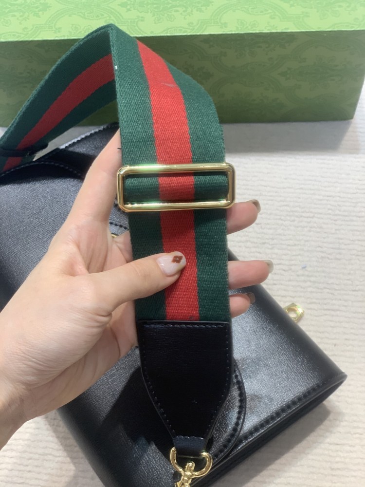 The Gucci Horsebit 1955 series all-leather WOC/clutch is a popular model in the 1955 series that combines retro style with practicality.