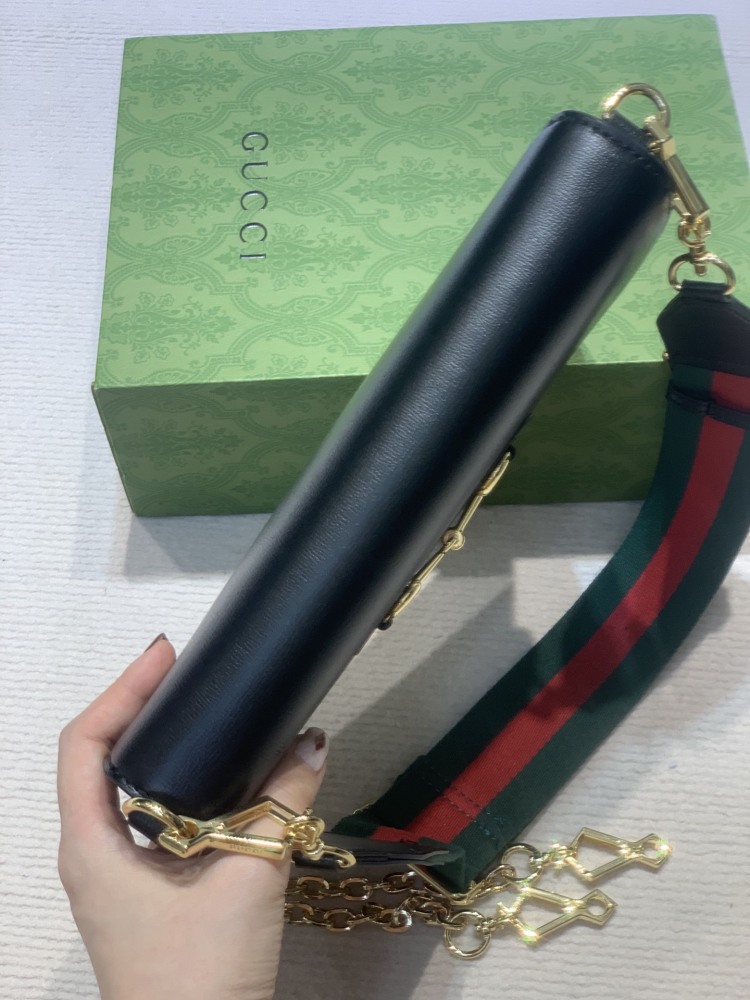 The Gucci Horsebit 1955 series all-leather WOC/clutch is a popular model in the 1955 series that combines retro style with practicality.