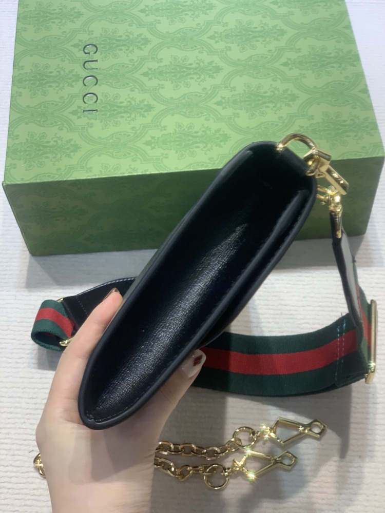 The Gucci Horsebit 1955 series all-leather WOC/clutch is a popular model in the 1955 series that combines retro style with practicality.